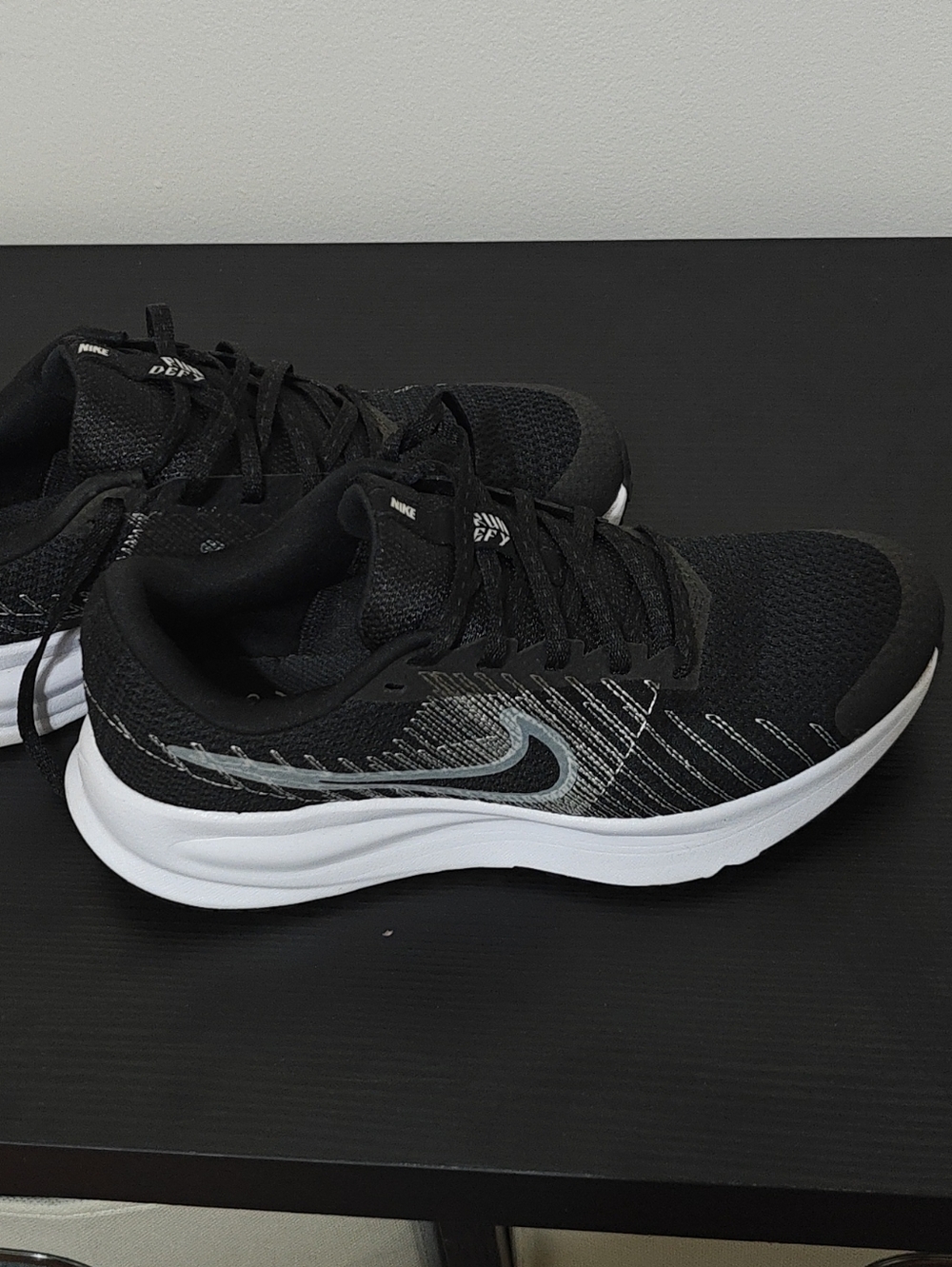 Nike Women's Black & White Running Shoes w Silver Swoosh Size 8 Light Wear